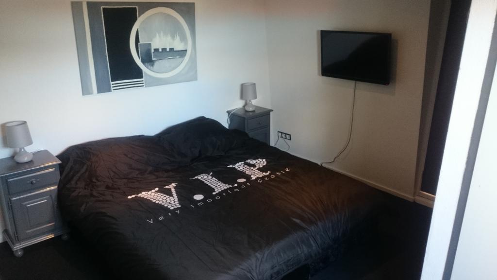 Bed & Kitchen Den Oever Room photo